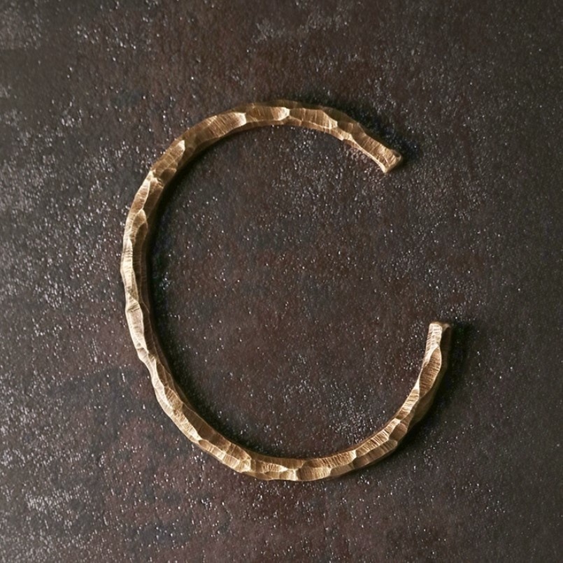 美しさと高級感を兼ね備えた、繊細な黄銅バングル B051