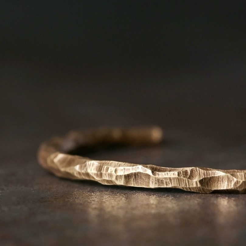 美しさと高級感を兼ね備えた、繊細な黄銅バングル B051