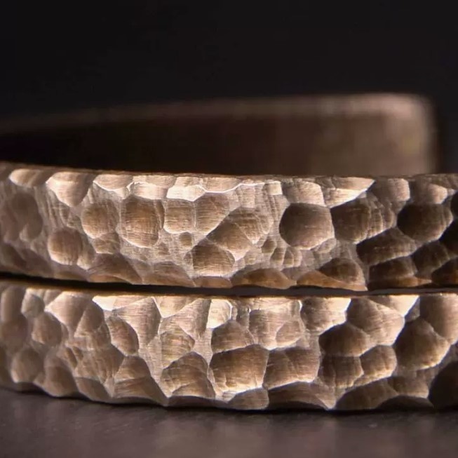 黄銅バングル:上質素材と美しいデザインが融合したおしゃれアクセサリー B054