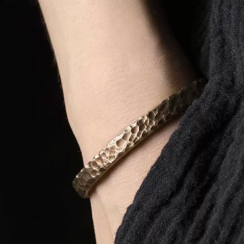 黄銅バングル:上質素材と美しいデザインが融合したおしゃれアクセサリー B054