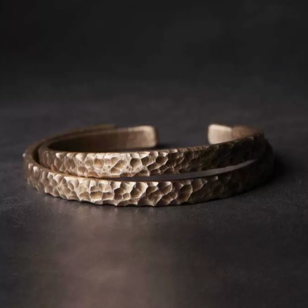 黄銅バングル:上質素材と美しいデザインが融合したおしゃれアクセサリー B054