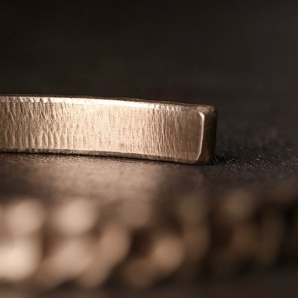 黄銅バングル:上質素材と美しいデザインが融合したおしゃれアクセサリー B054