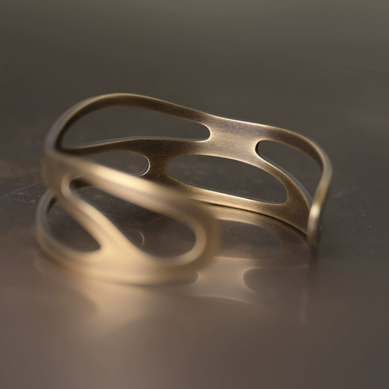 アンティーク調の黄銅バングル-軽量で快適な装着感が特徴! B055