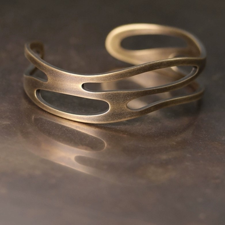 アンティーク調の黄銅バングル-軽量で快適な装着感が特徴! B055