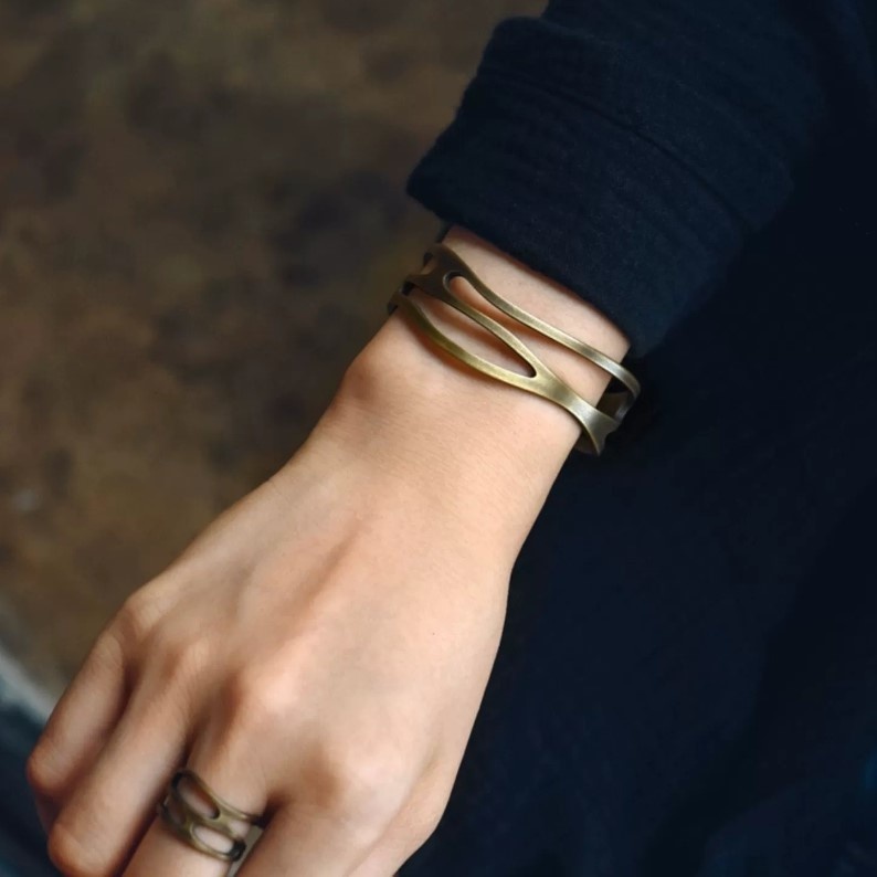 アンティーク調の黄銅バングル-軽量で快適な装着感が特徴! B055