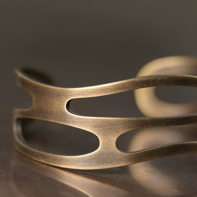 アンティーク調の黄銅バングル-軽量で快適な装着感が特徴! B055