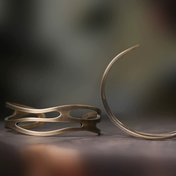 アンティーク調の黄銅バングル-軽量で快適な装着感が特徴! B055