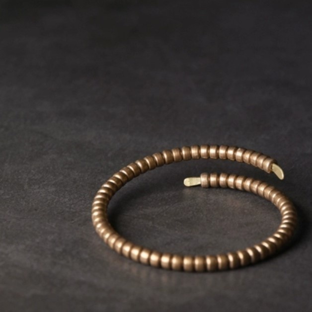 黄銅ビーズで作った上品なバングル - 軽量且つ丈夫で普段使いに最適! B056