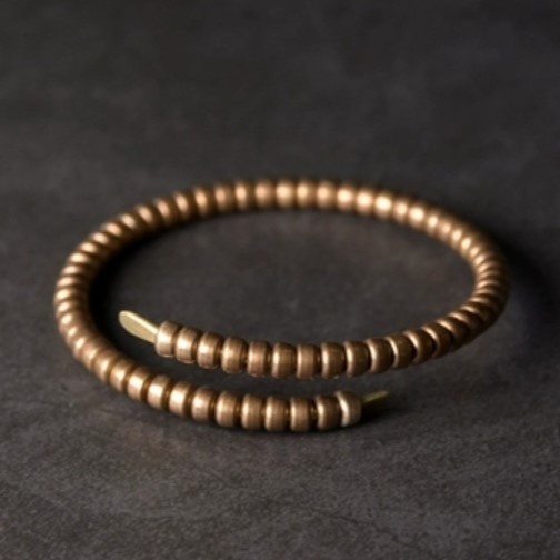 黄銅ビーズで作った上品なバングル - 軽量且つ丈夫で普段使いに最適! B056