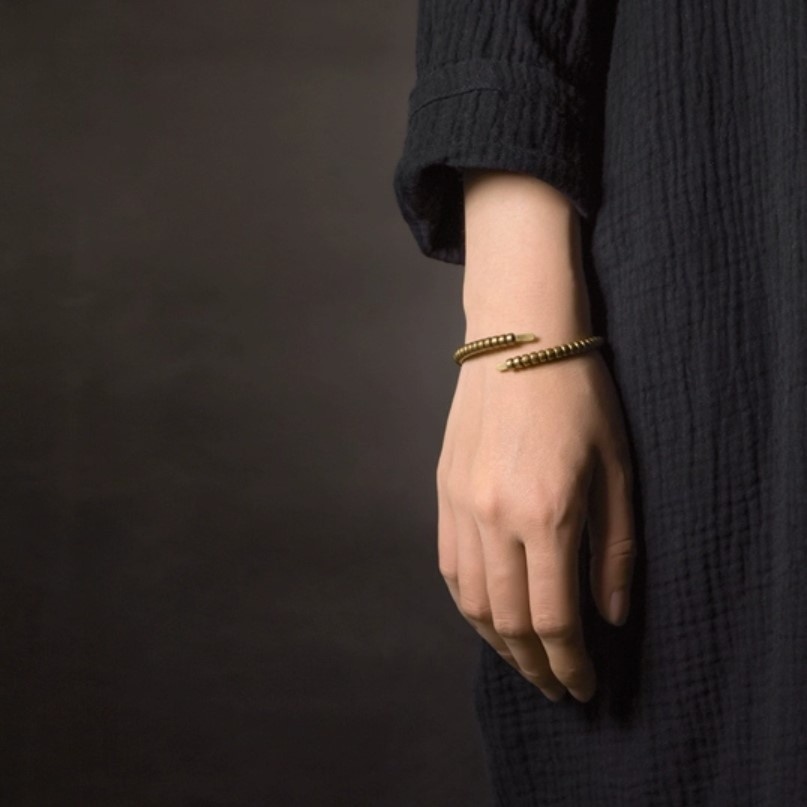 黄銅ビーズで作った上品なバングル - 軽量且つ丈夫で普段使いに最適! B056