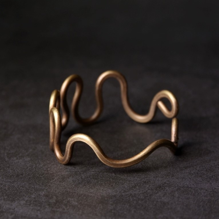 手作りの黄銅バングル:上品なアクセントと個性的なオリジナルアイテム B057