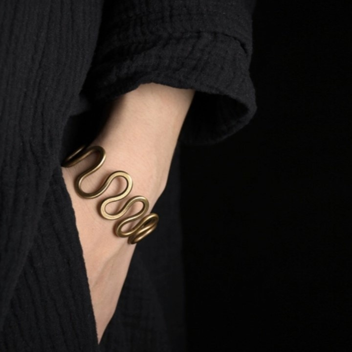 手作りの黄銅バングル:上品なアクセントと個性的なオリジナルアイテム B057