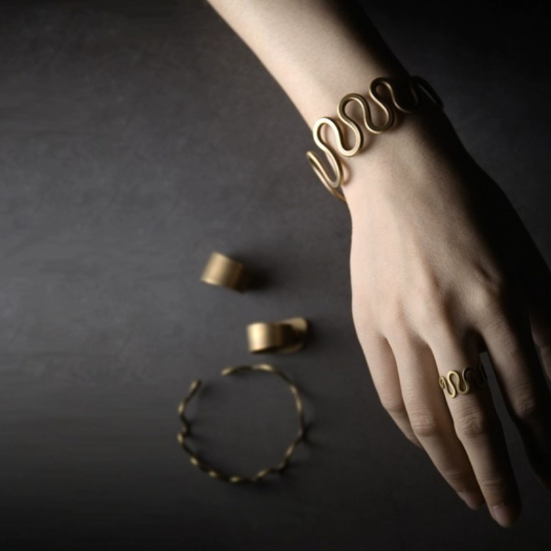 手作りの黄銅バングル:上品なアクセントと個性的なオリジナルアイテム B057
