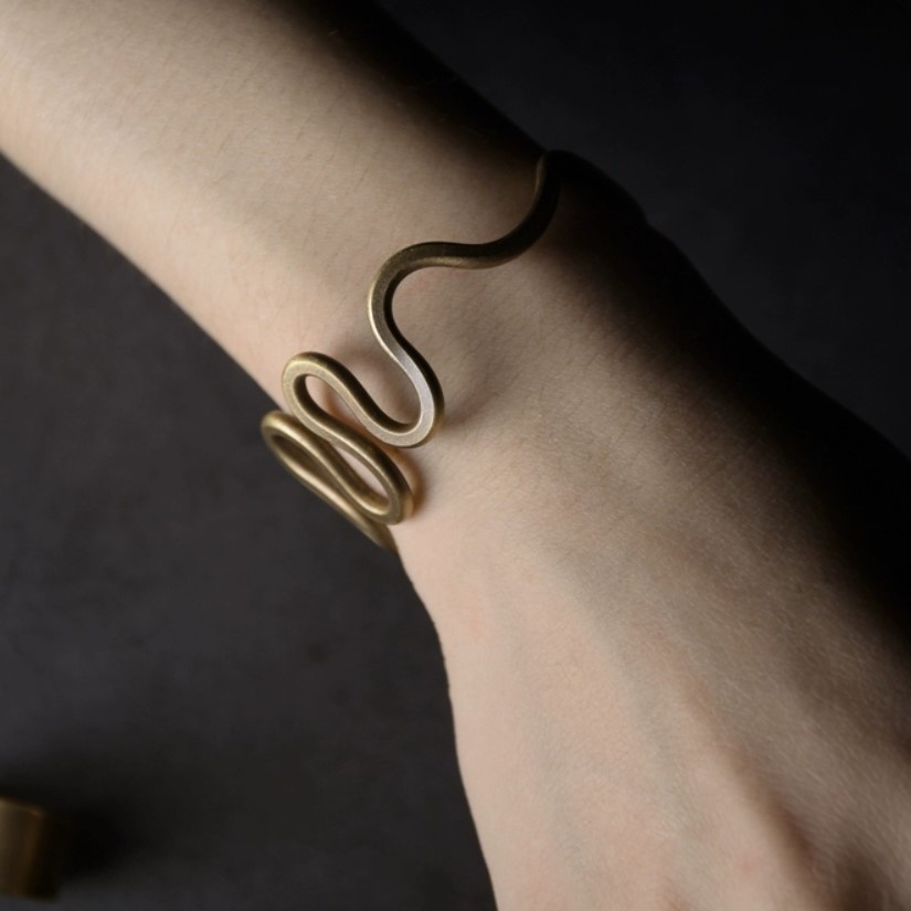 手作りの黄銅バングル:上品なアクセントと個性的なオリジナルアイテム B057