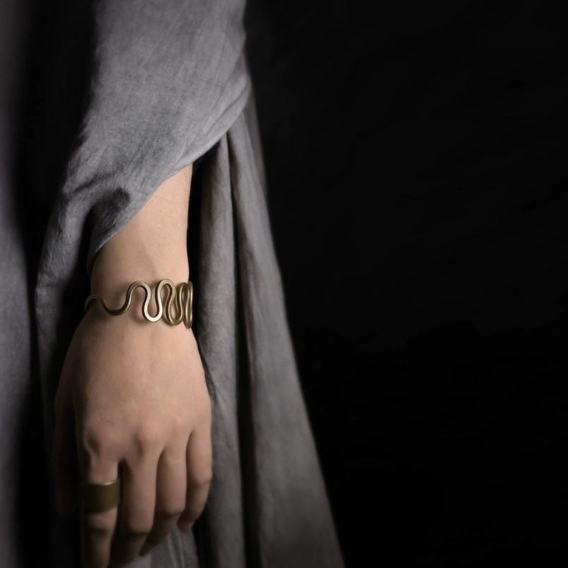 手作りの黄銅バングル:上品なアクセントと個性的なオリジナルアイテム B057