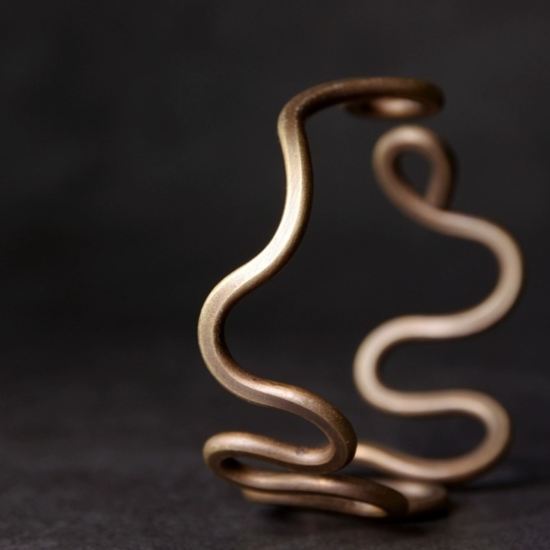 手作りの黄銅バングル:上品なアクセントと個性的なオリジナルアイテム B057