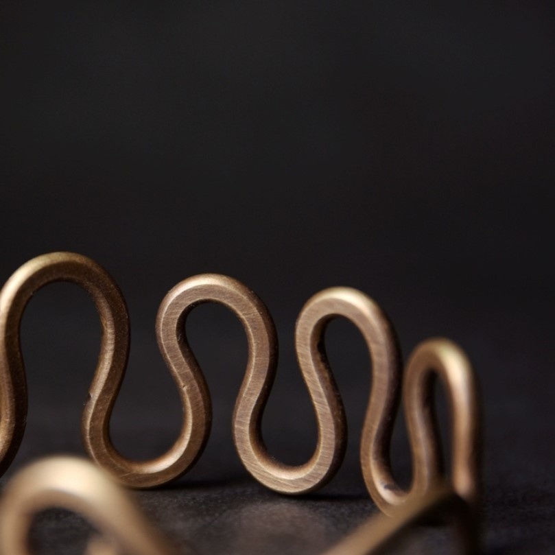 手作りの黄銅バングル:上品なアクセントと個性的なオリジナルアイテム B057