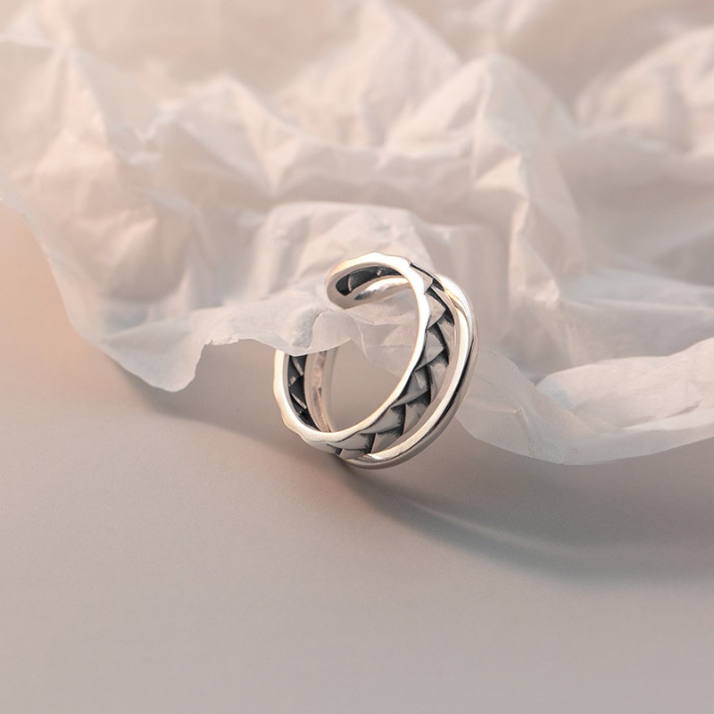 繊細な編み模様と存在感が魅力のピンキーリング R296