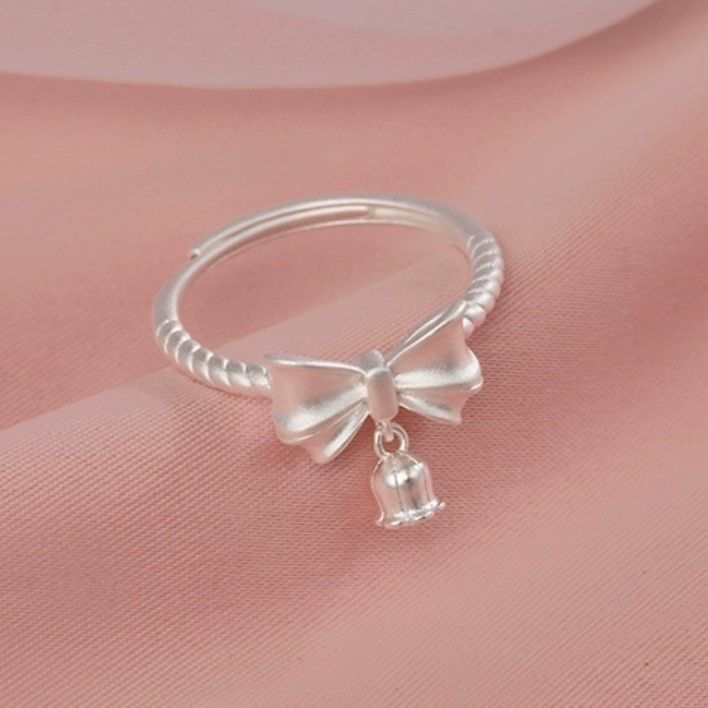 鈴蘭と蝶結びのシルバーリング:指先を彩る上品なアクセサリー R301