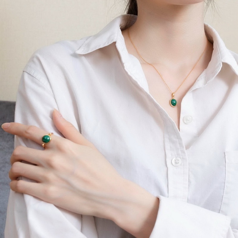 シンプルでモダンなシルバーペンダント-魅力的なマラカイト模様が輝く0645