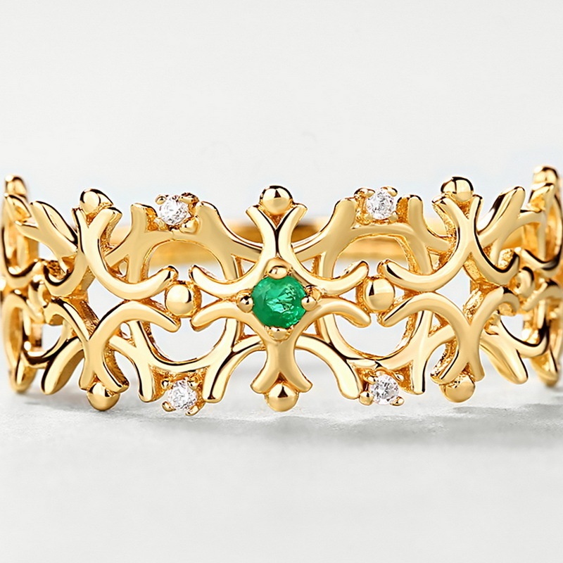 雪の結晶とエメラルドが輝く上品なリング-幅広い層の方におすすめ0654