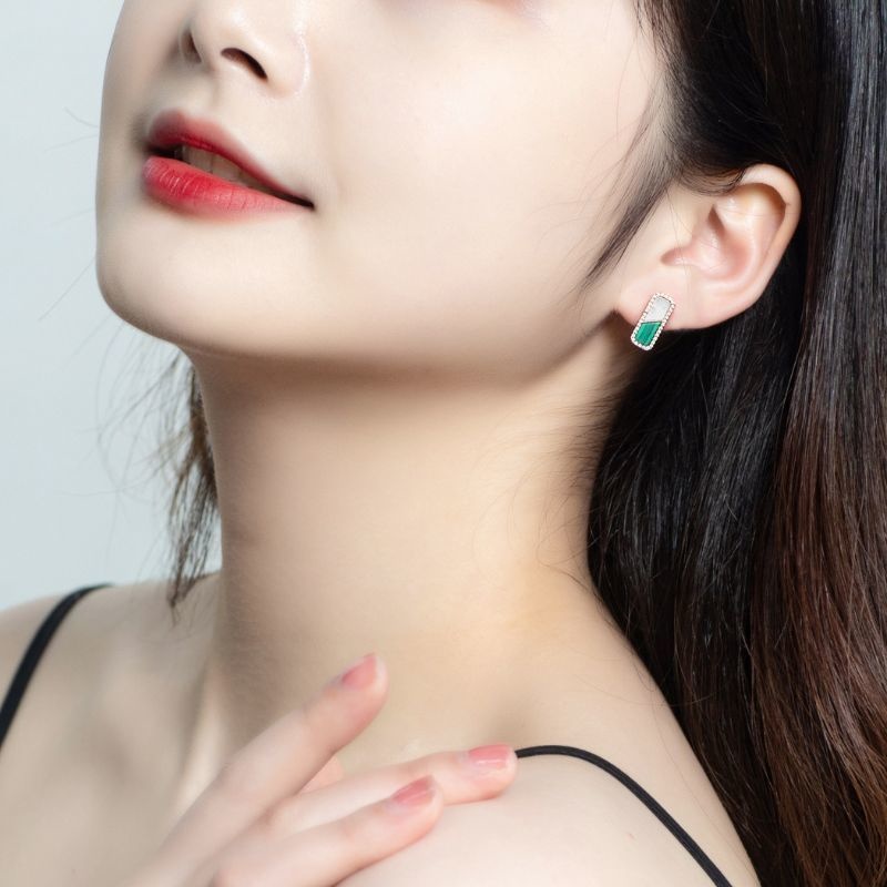 マラカイトとシェルのピアス - 上品なデザインで幅広いシーンで活躍 P119