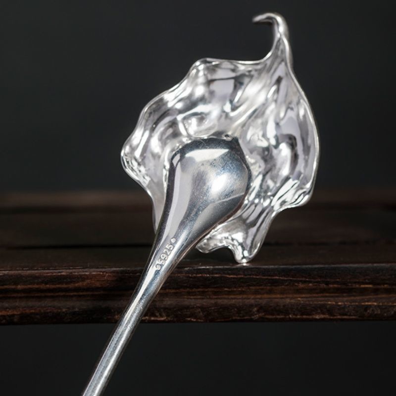 オランダカイウの花びらを再現したかんざし - 華やかなアクセサリーK078