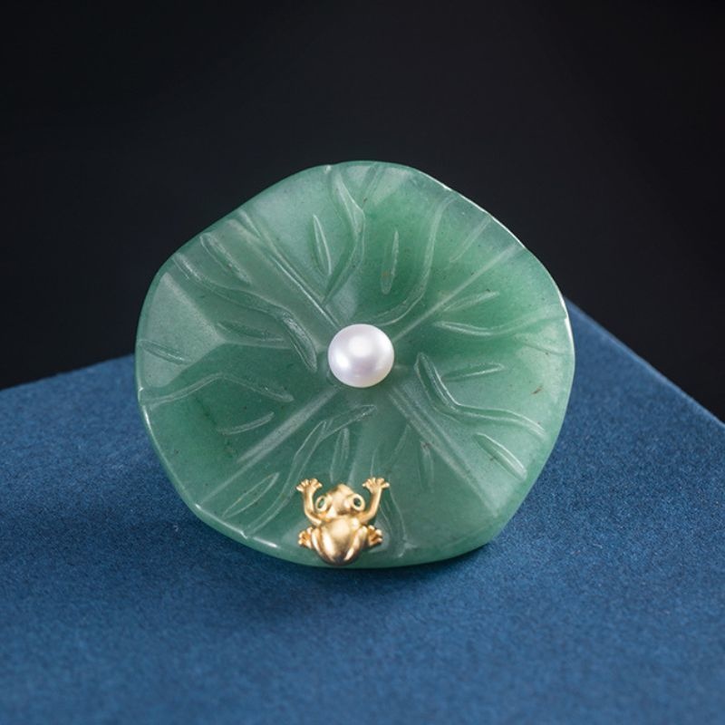 ネフライトの葉に乗る蛙のブローチ- 自然と人工の美が融合した芸術作品C027