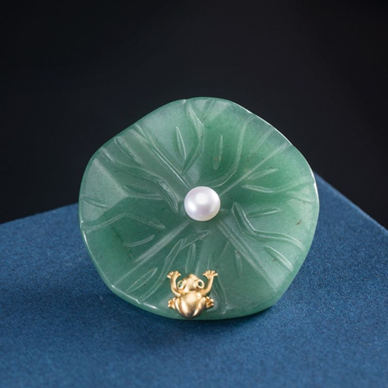 ネフライトの葉に乗る蛙のブローチ- 自然と人工の美が融合した芸術作品C027