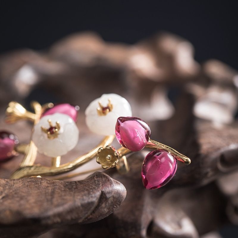 梅の花とネフライトのブローチ - 春を感じるリアルなデザインC028