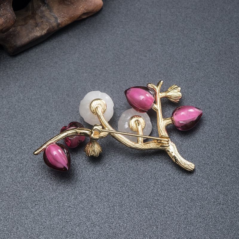 梅の花とネフライトのブローチ - 春を感じるリアルなデザインC028