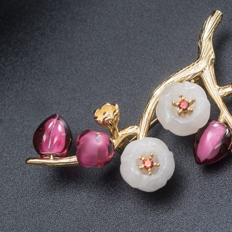 梅の花とネフライトのブローチ - 春を感じるリアルなデザインC028