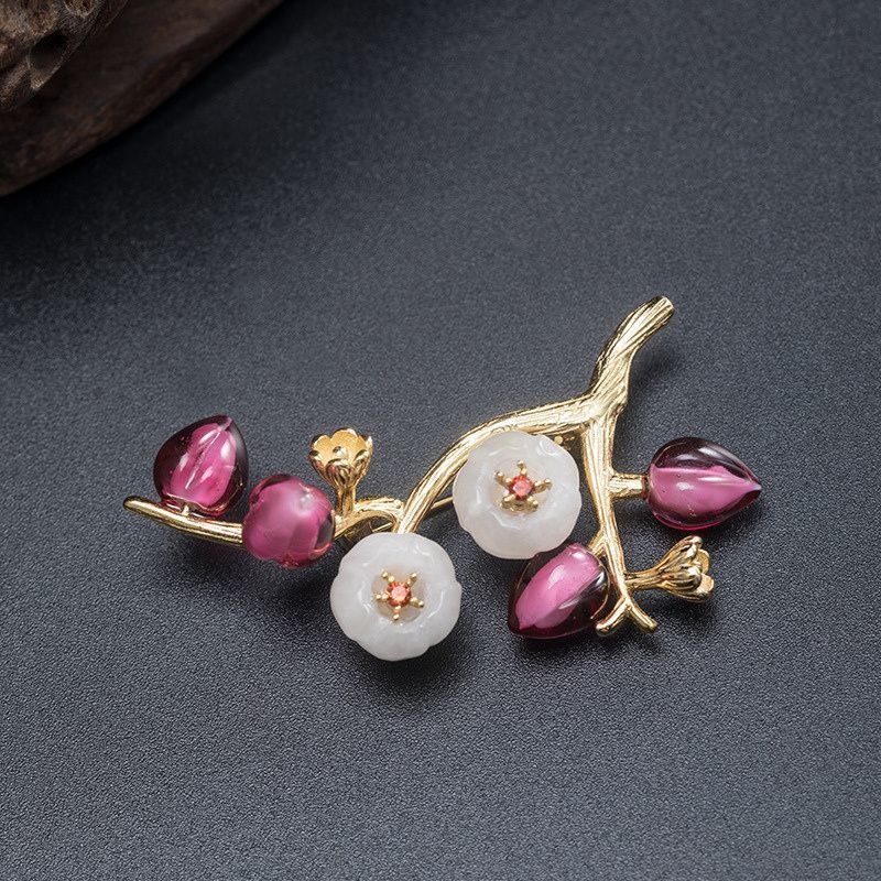 梅の花とネフライトのブローチ - 春を感じるリアルなデザインC028