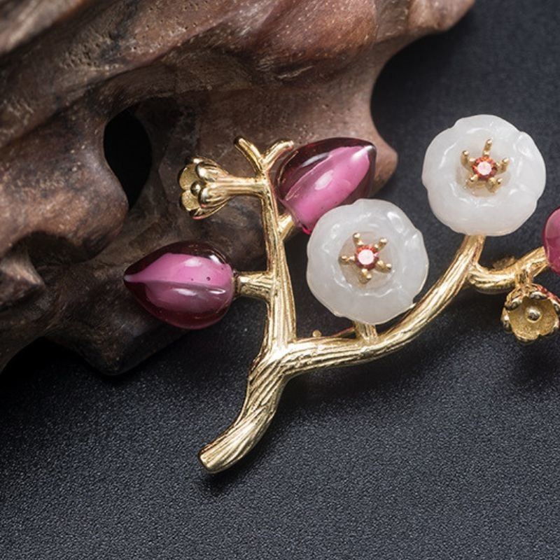 梅の花とネフライトのブローチ - 春を感じるリアルなデザインC028