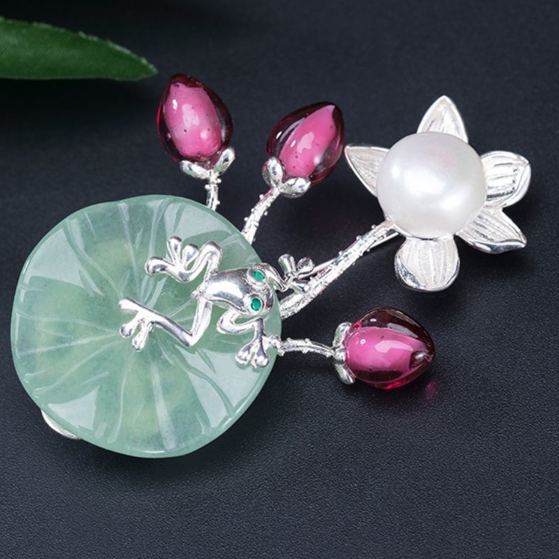 蓮の花と葉っぱのブローチ - 蓮の美しさを身に着けるC029