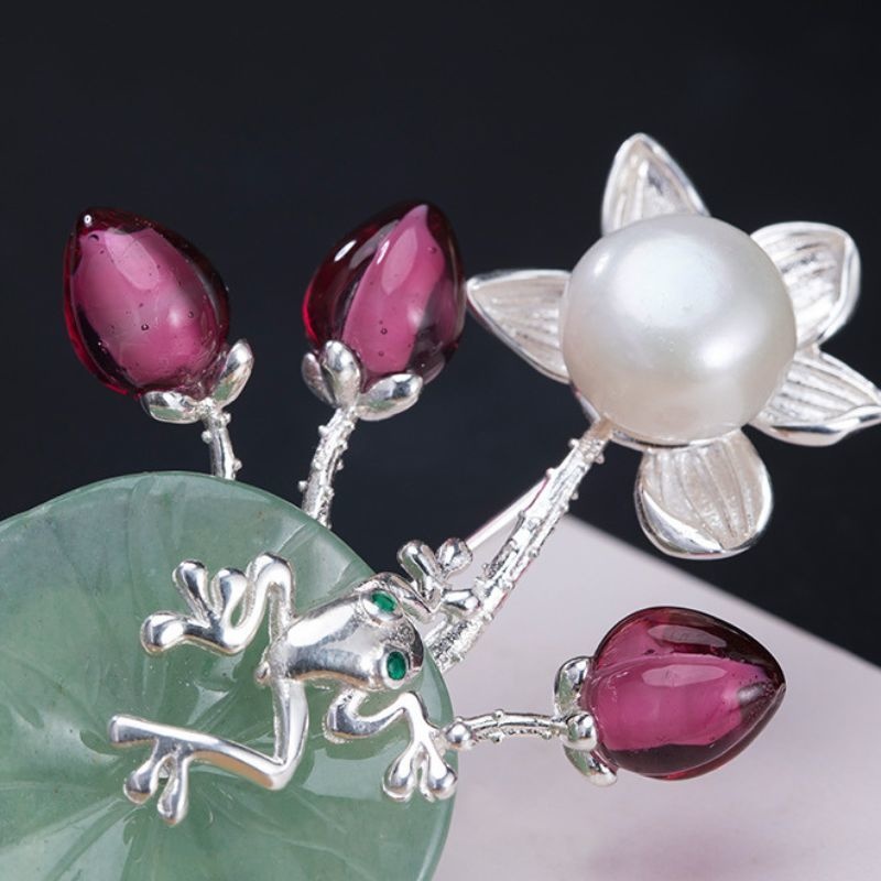 蓮の花と葉っぱのブローチ - 蓮の美しさを身に着けるC029