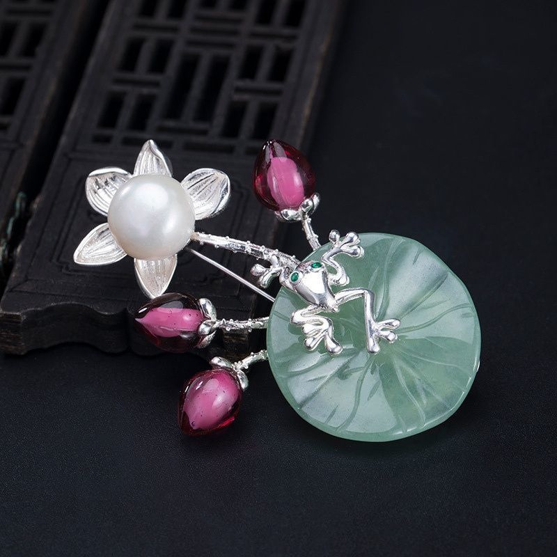 蓮の花と葉っぱのブローチ - 蓮の美しさを身に着けるC029