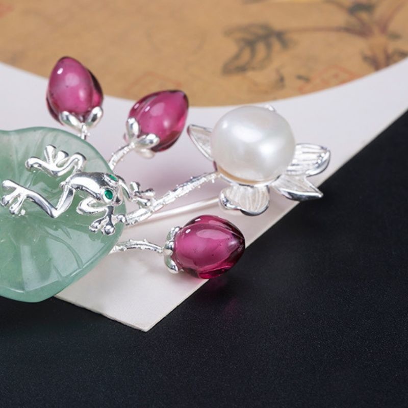 蓮の花と葉っぱのブローチ - 蓮の美しさを身に着けるC029