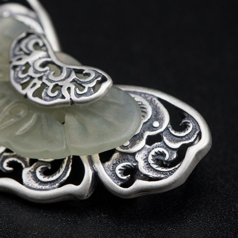 蝶々の翅をイメージしたヴィンテージ調のネフライトブローチC030