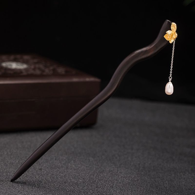 黒檀の蓮の花のかんざし:和装・洋装に合わせられる高級感のあるアイテムK083