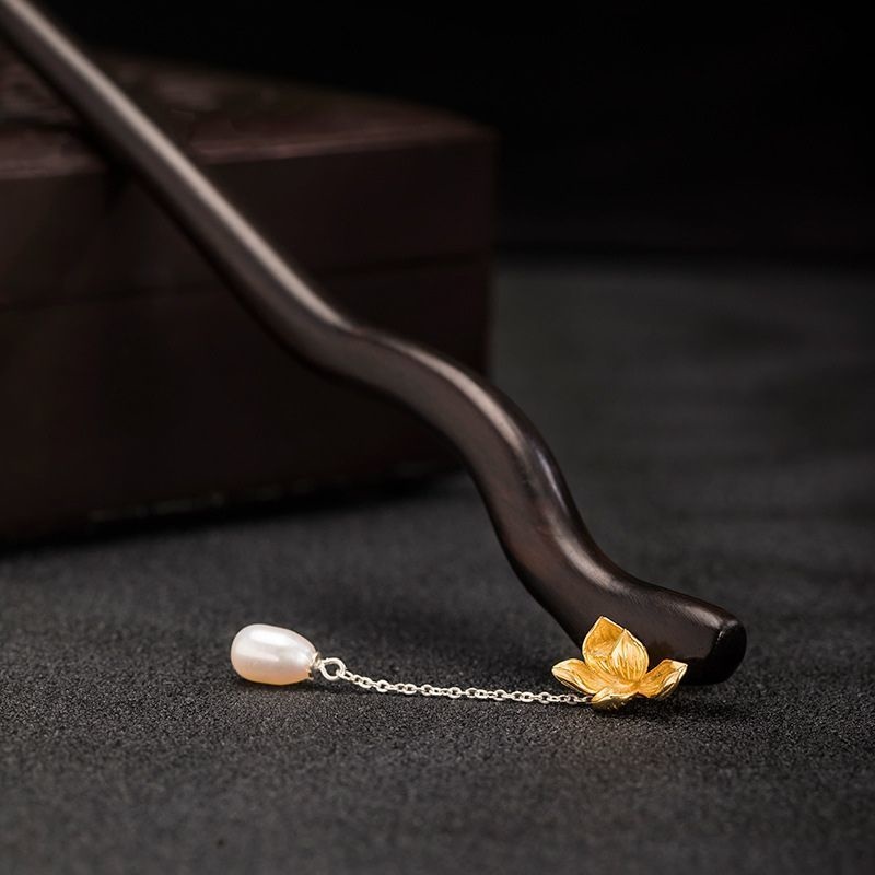 黒檀の蓮の花のかんざし:和装・洋装に合わせられる高級感のあるアイテムK083