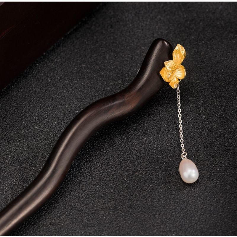 黒檀の蓮の花のかんざし:和装・洋装に合わせられる高級感のあるアイテムK083