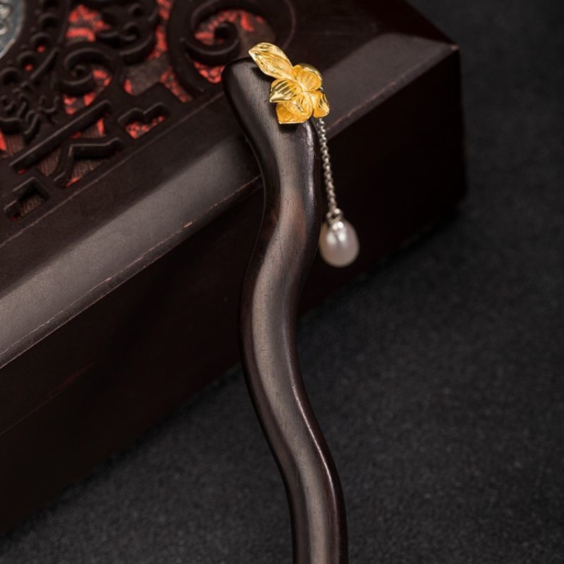 黒檀の蓮の花のかんざし:和装・洋装に合わせられる高級感のあるアイテムK083