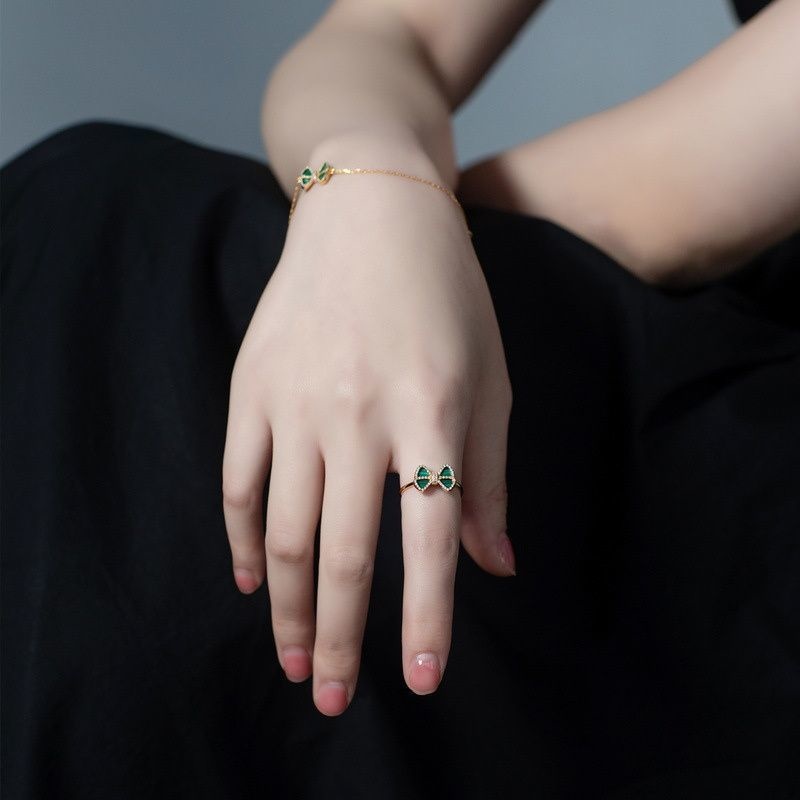 蝶々リングとマラカイトアクセサリー:女性らしさと癒しの象徴R319