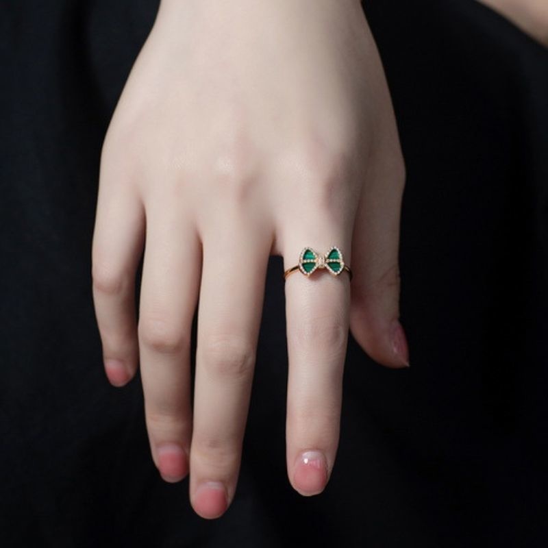 蝶々リングとマラカイトアクセサリー:女性らしさと癒しの象徴R319