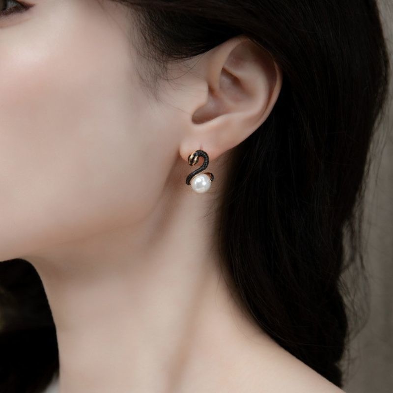 高級感溢れる蛇ピアス、パールをあしらった個性的なデザイン P120