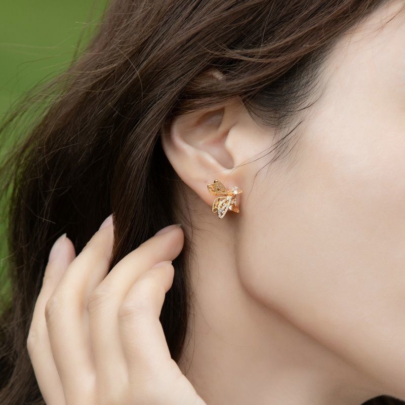 蜜蜂の美しい色と形を再現したピアス - 大切な人へのギフトに最適P121