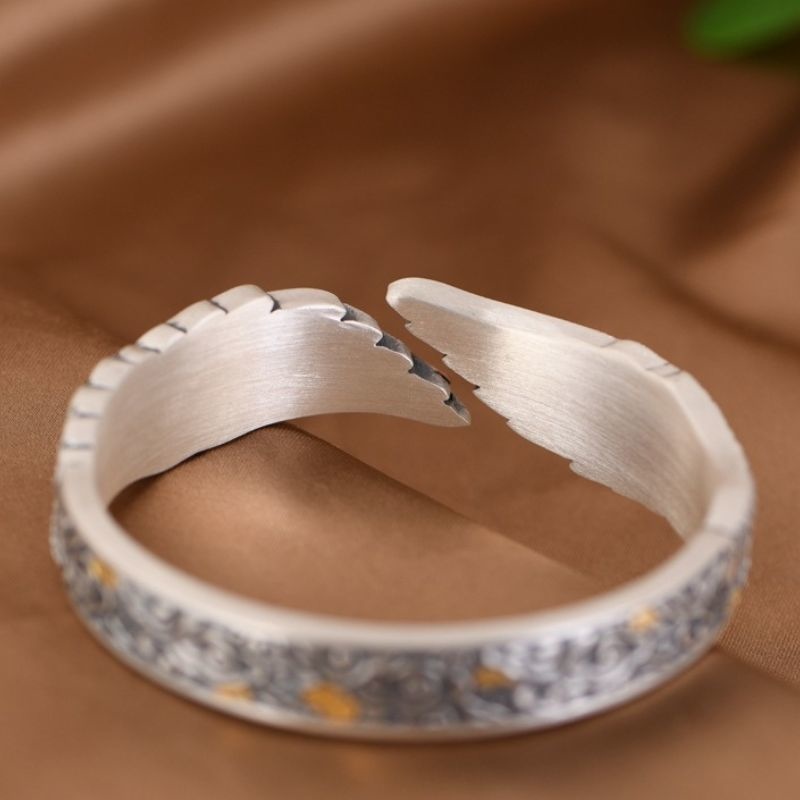 羽モチーフのバングル - 細かな彫刻を施した豪華な純銀アクセサリーB059