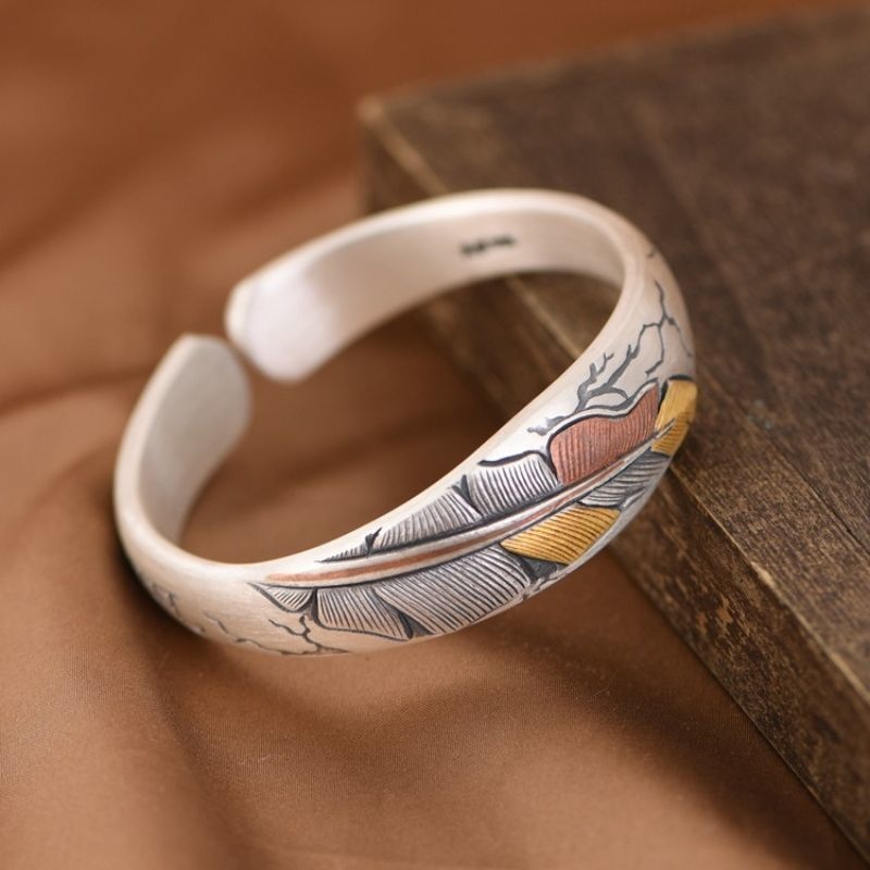 重厚感のある羽バングル - 美しさと高級感を手元にB060