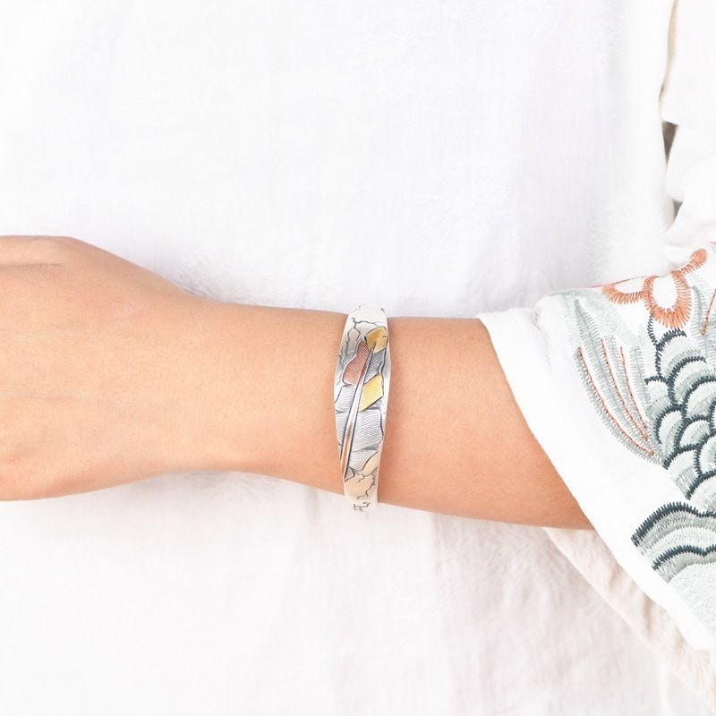 重厚感のある羽バングル - 美しさと高級感を手元にB060